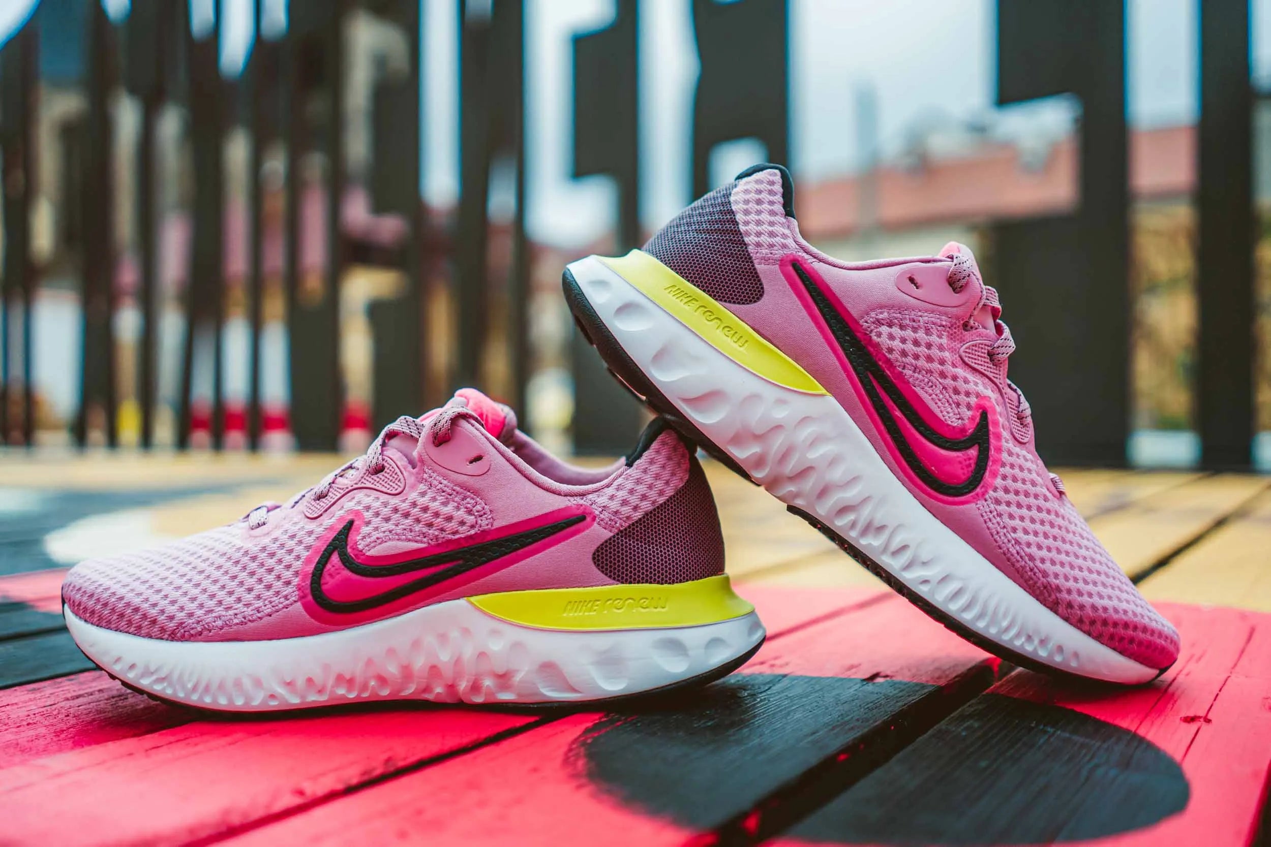 Nike WMS Renouvellement Running 2 Pink-Black Cyber 36.5