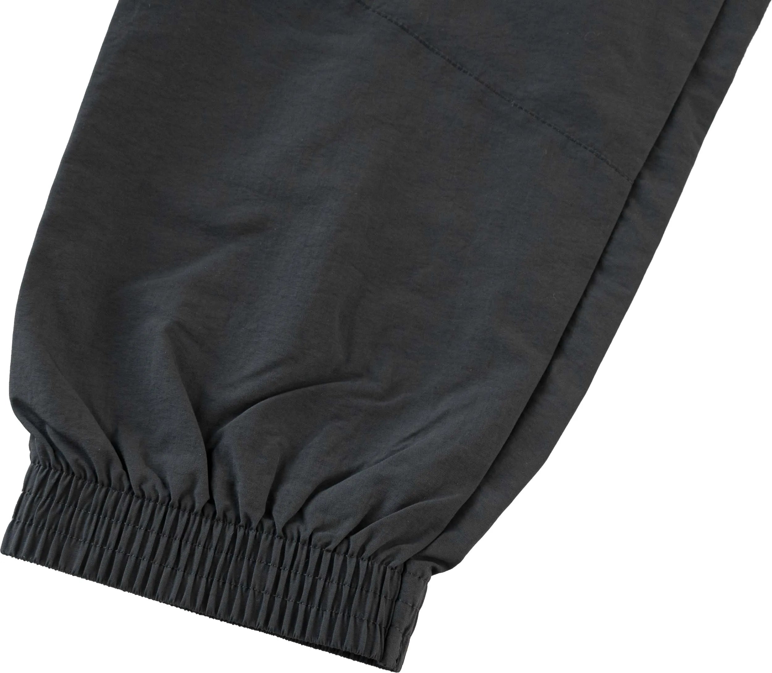 Ní imríonn pants spóirt na mban ach scaoilte, s