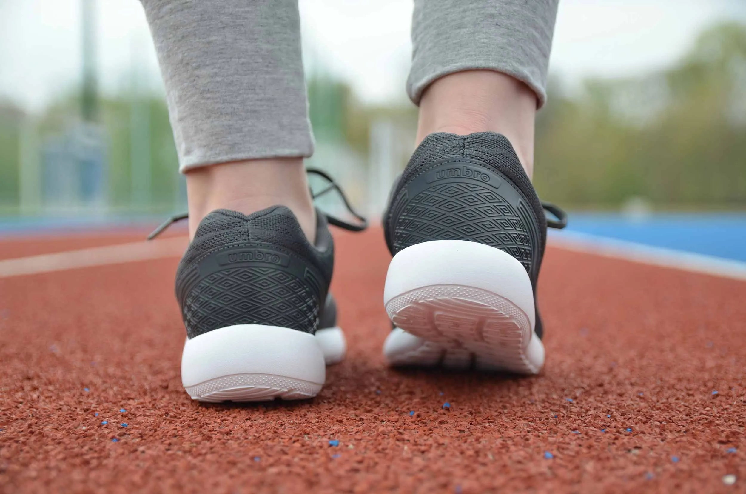 Umbro thyone 2 kobiety trampki - lekkie i oddychające