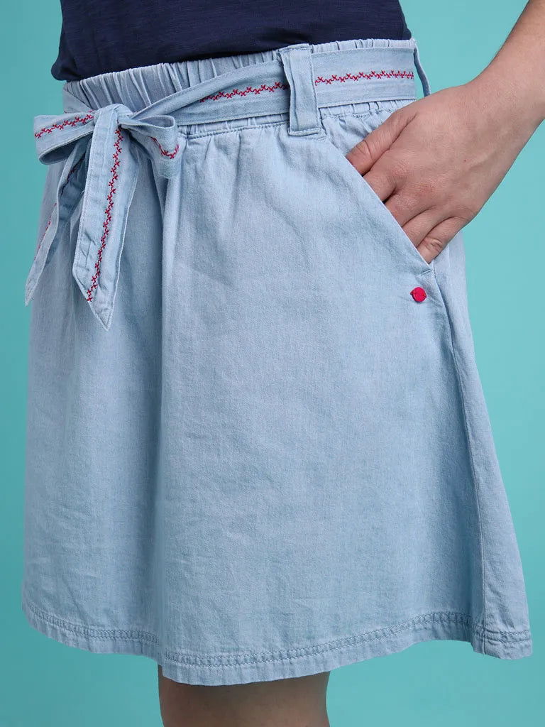 Elegante falda damas hecha de algodón suave - perfecto para cada día