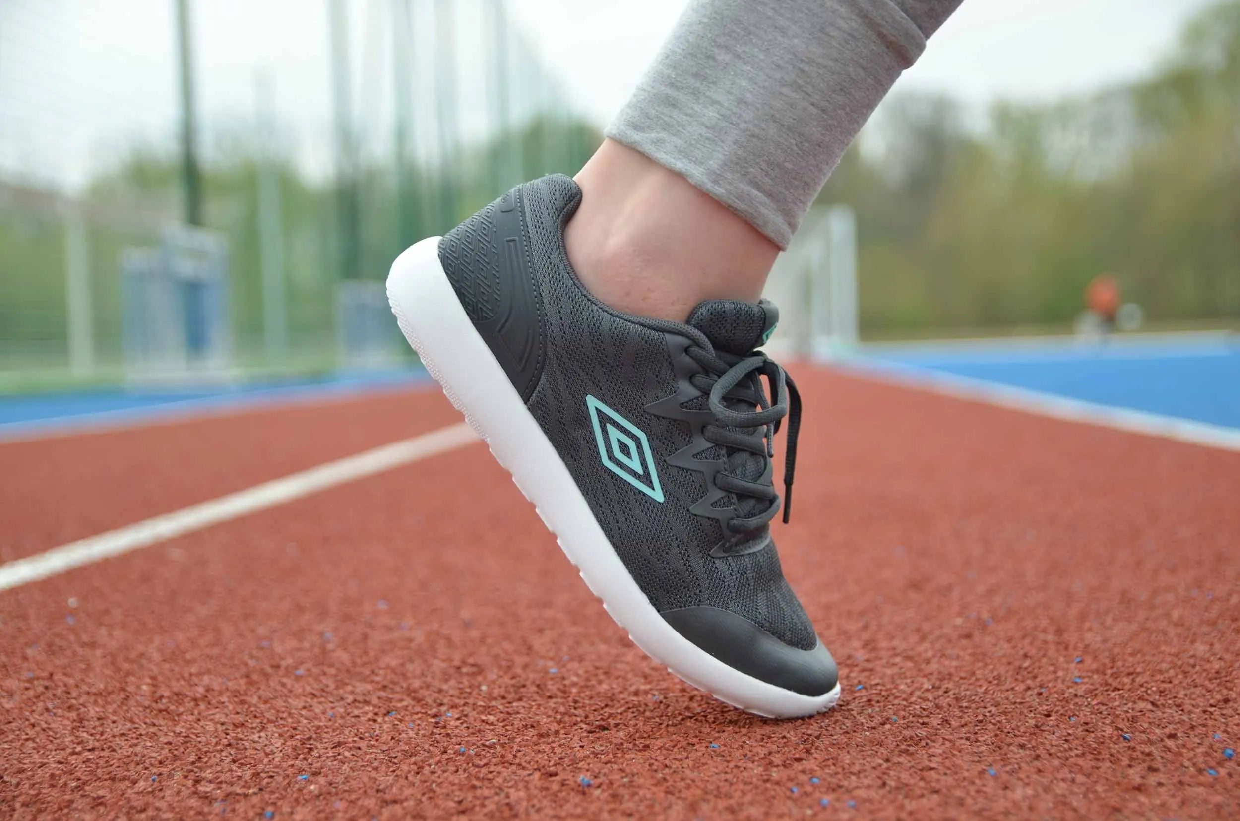 Umbro thyone 2 kobiety trampki - lekkie i oddychające