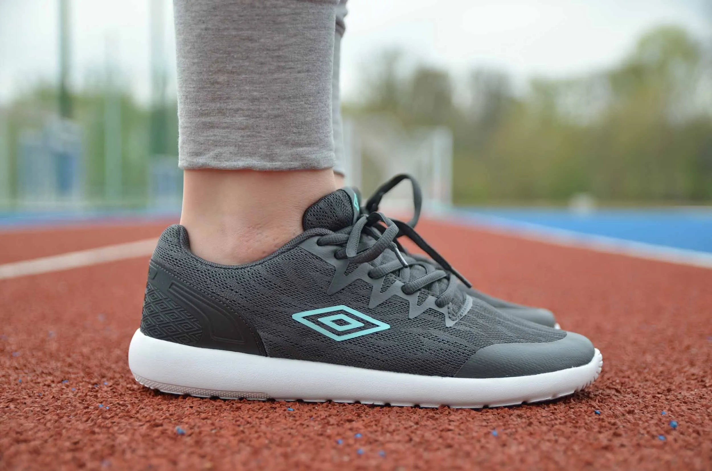 Umbro thyone 2 kobiety trampki - lekkie i oddychające